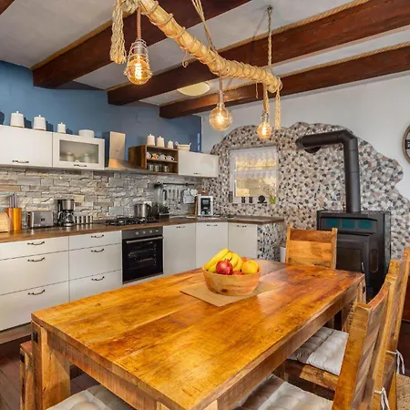 펜션 Lovely In With Kitchen 드라말리