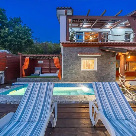 펜션 Lovely In With Kitchen 드라말리